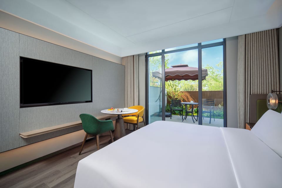 1 King Standard Courtyard Access | Down comforters, in-room safe, blackout drapes, cribs (free)
