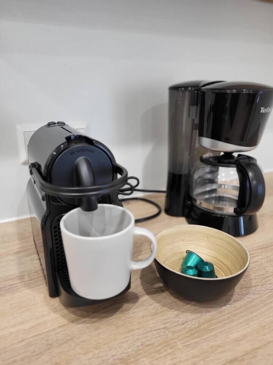 Genieße gleich morgens eine Tasse frischen Kaffee aus unserer Nespresso Maschine. 