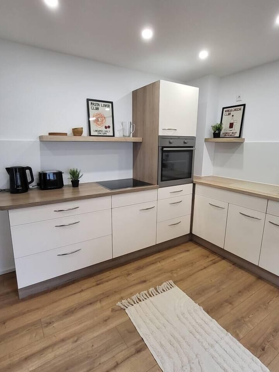 Die große Küche verfügt über eine Spülmaschine, einen großen Kühlschrank, ein Backofen und Kochfeld.