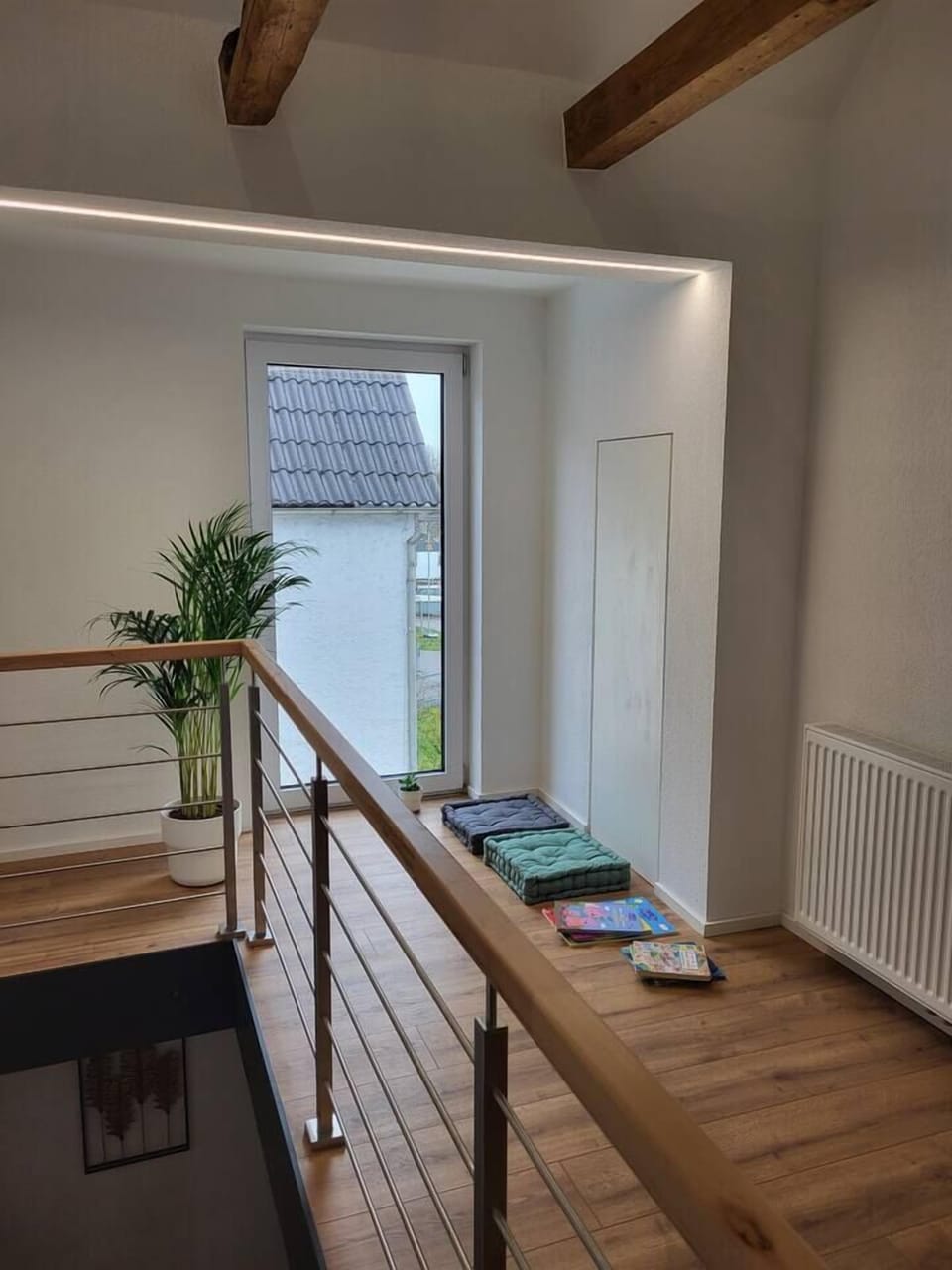 Sitzecke mit Aussicht und Kinderbüchern 