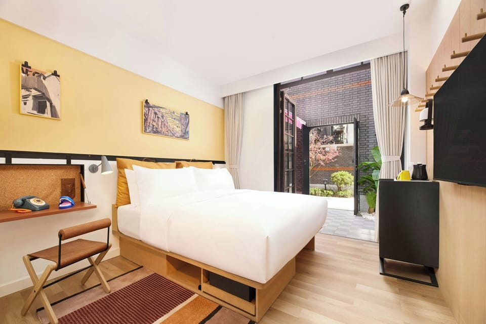 Premium Room, 1 King Bed, Courtyard View | Minibar, in-room safe, desk, blackout drapes
