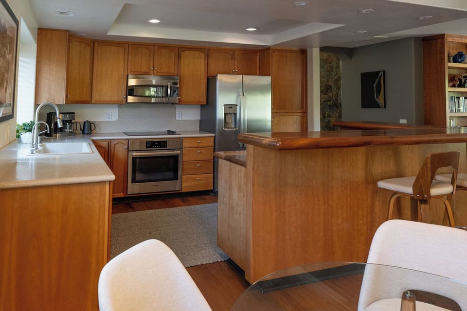 Kitchen with wrap around bar, plenty of workspace, Bosch appliances
