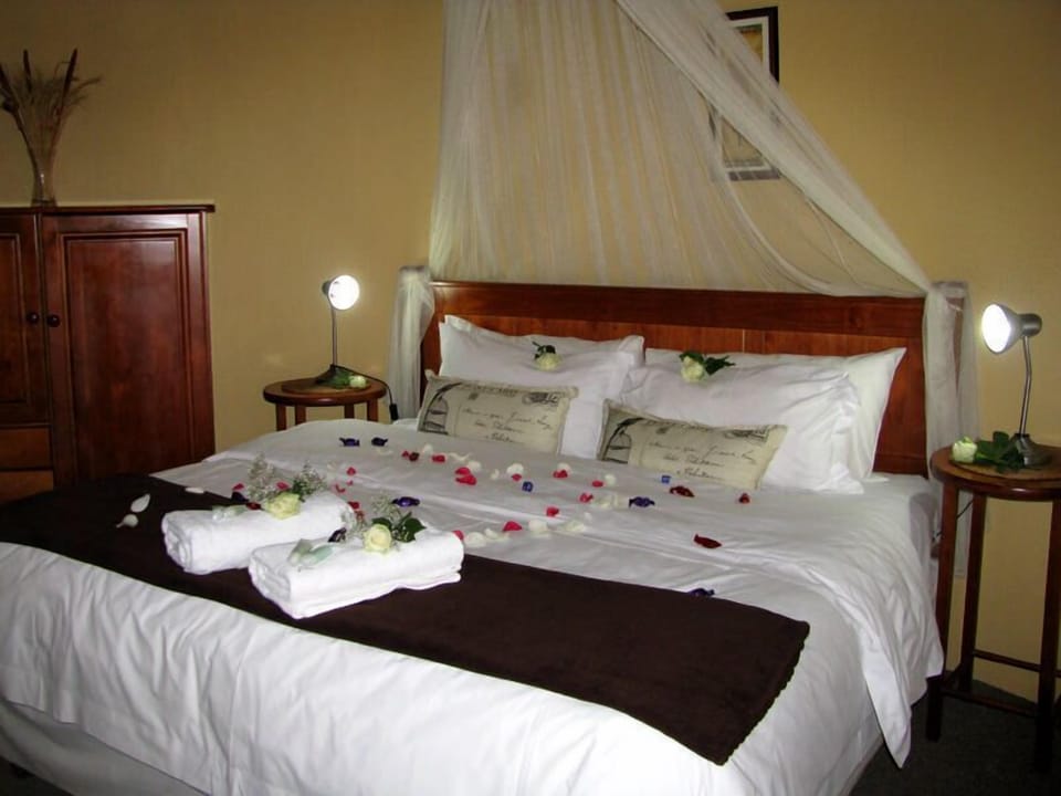 Premium bedding, in-room safe, desk, free WiFi