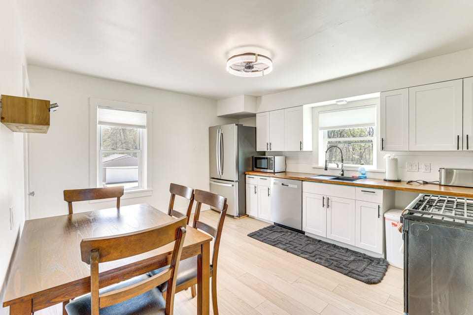 Kitchen | Dining Table | Free WiFi | Central Air Conditioning/Heat