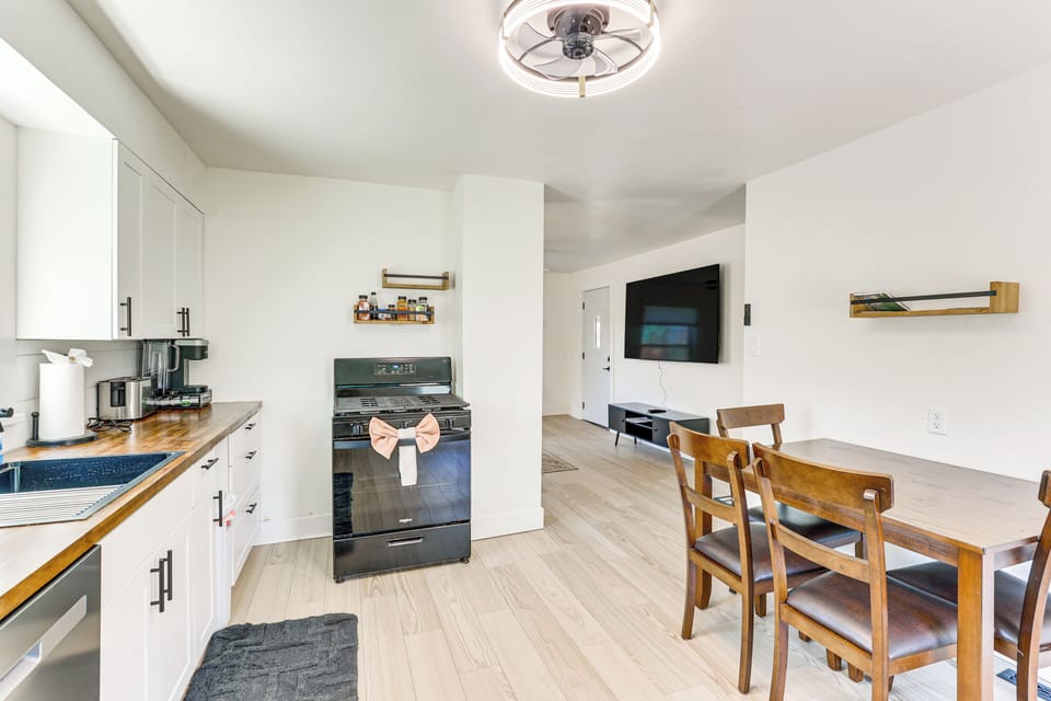 Kitchen | Refrigerator | Microwave | Upper Level