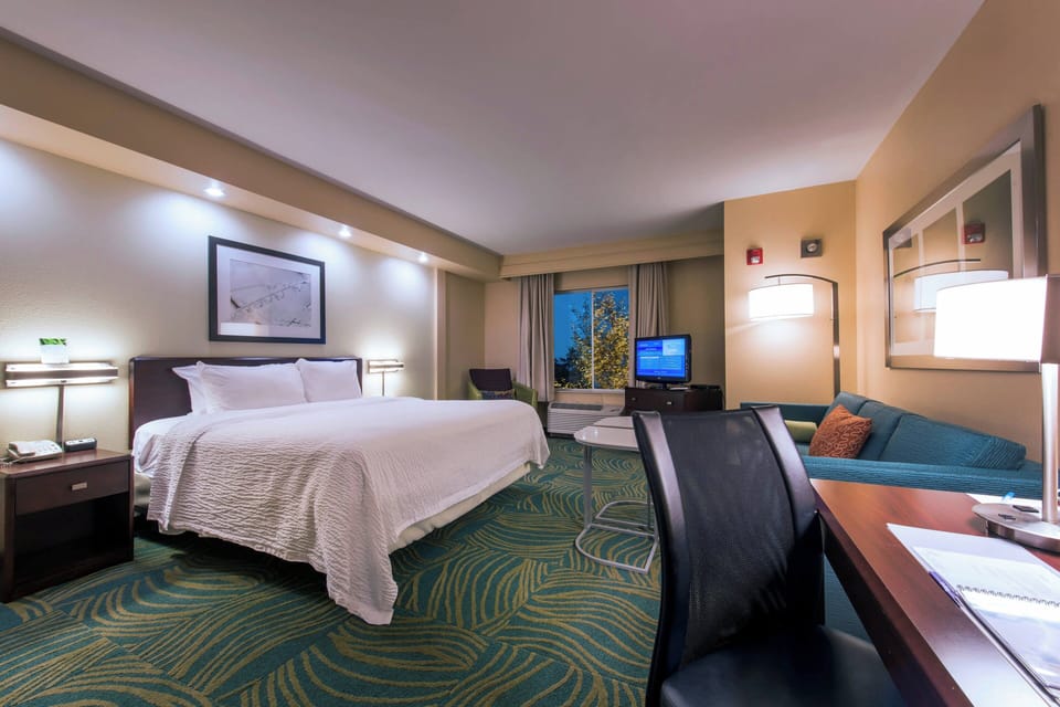Egyptian cotton sheets, premium bedding, pillowtop beds, desk