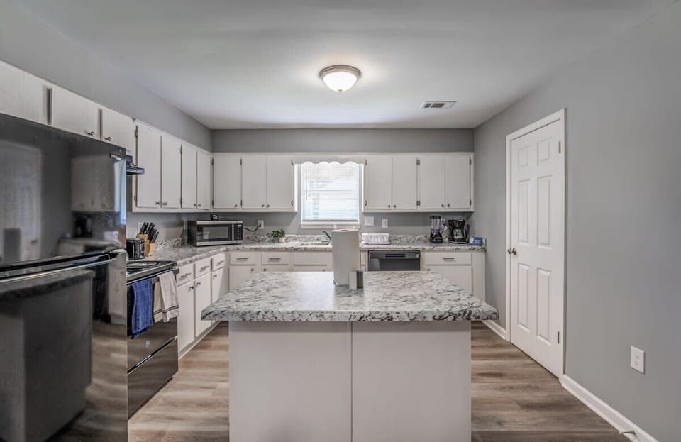 Kitchen with all essential kitchenware items!