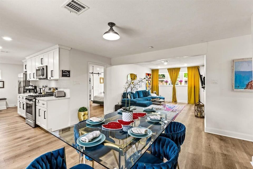 Bright, stylish space perfect for gatherings and delicious meals!