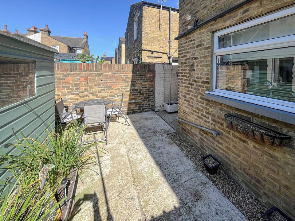 Sitting-out-area | Newington House, Ramsgate