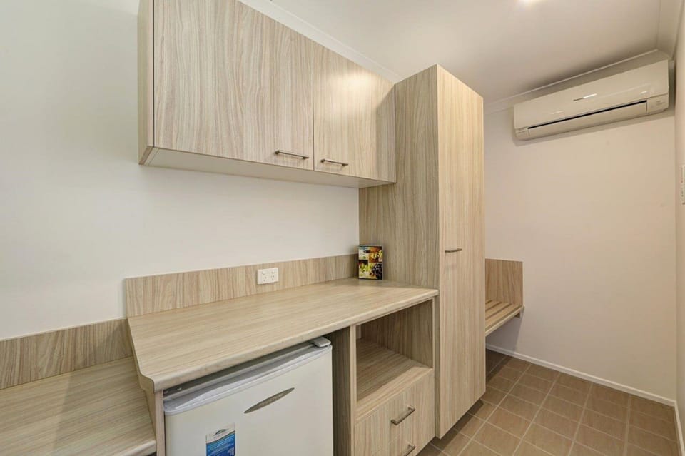 Executive King Room | Private kitchenette | Coffee/tea maker, fridge, microwave, electric kettle