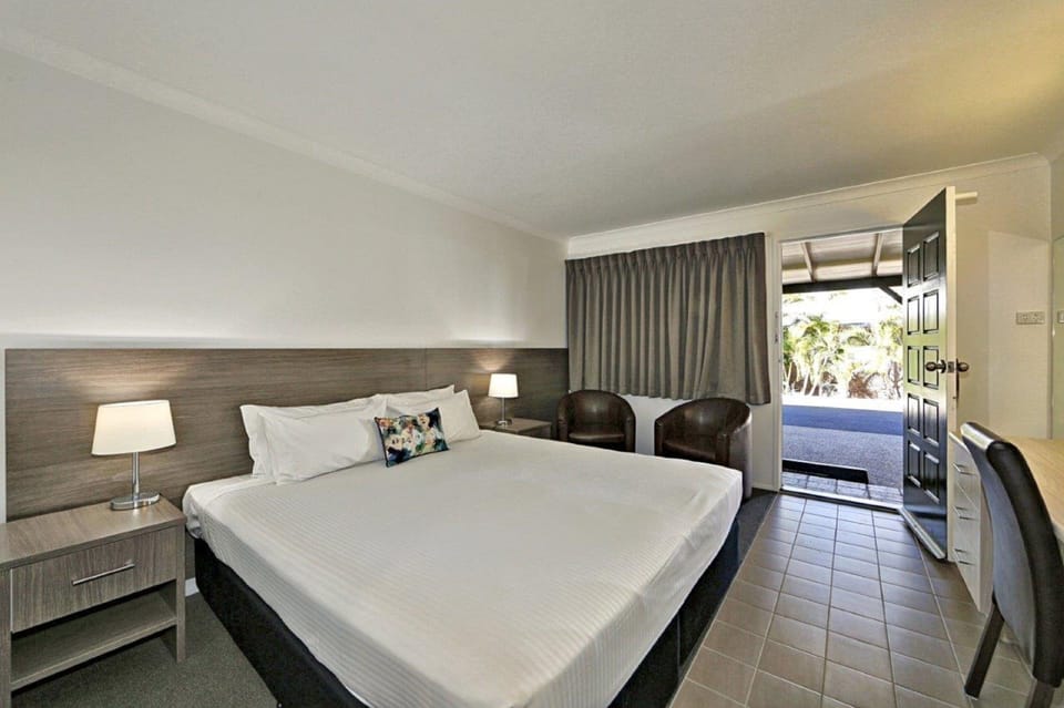 Executive King Room | Minibar, desk, laptop workspace, blackout drapes
