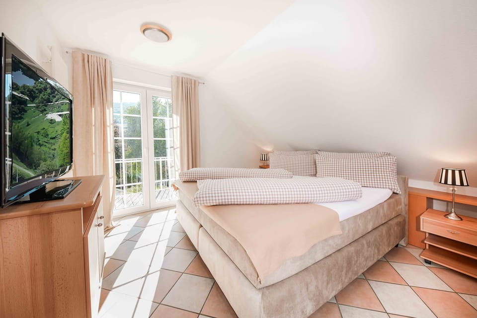 Family Room *Schulze* | In-room safe, desk, free WiFi, bed sheets
