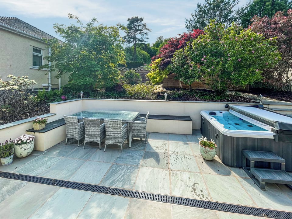 Outdoor patio and hot tub | Autumn Leaves, Keswick