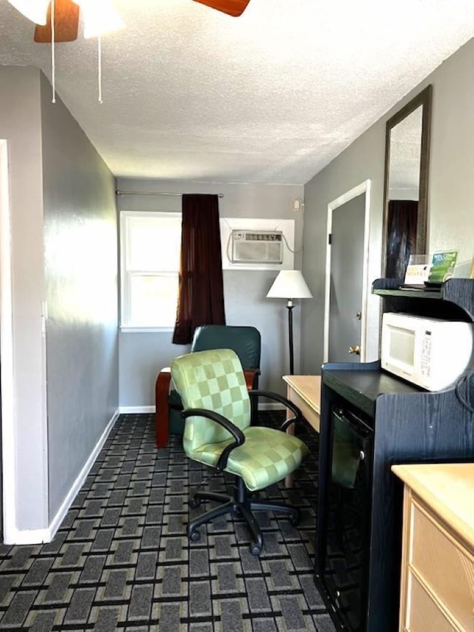 Desk, iron/ironing board, rollaway beds, free WiFi