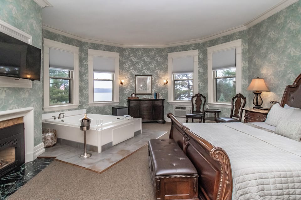 Lake View King and Jacuzzi, 1 King Bed | Desk, iron/ironing board, WiFi (free)