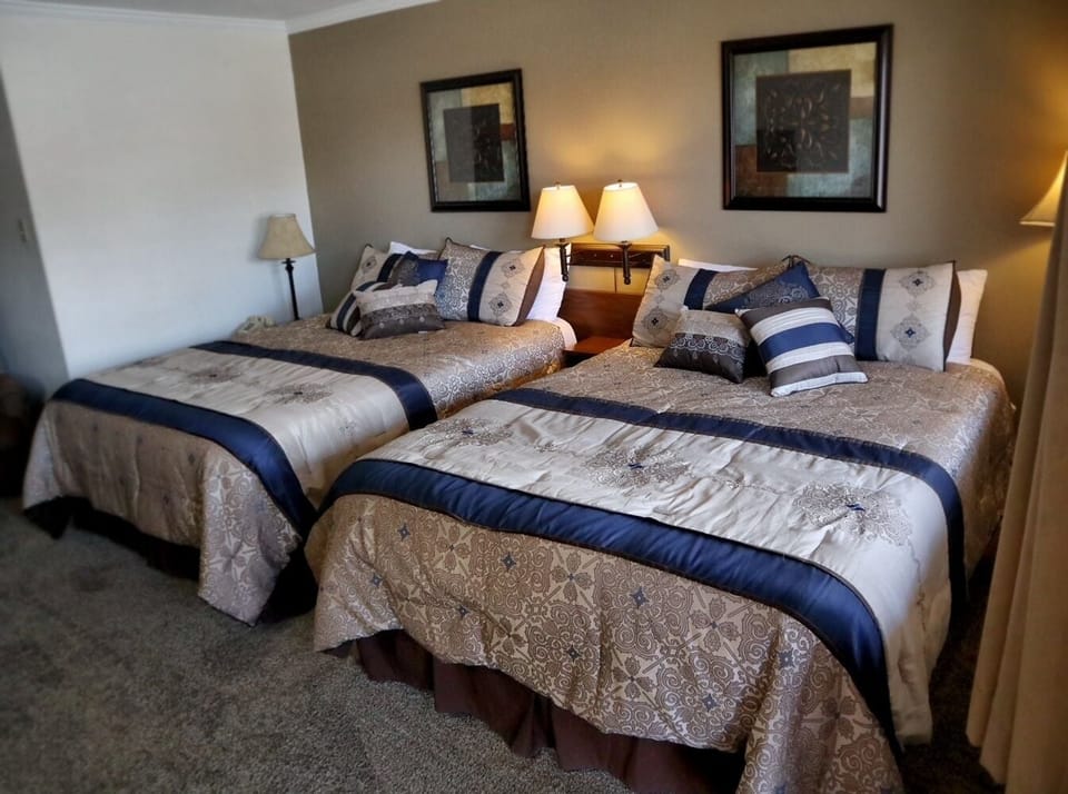 Double Room | Desk, laptop workspace, blackout drapes, iron/ironing board