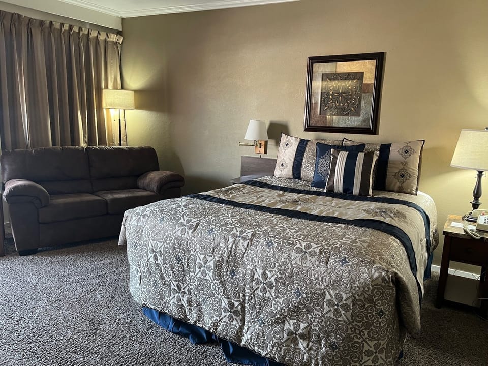 Single Room | Desk, laptop workspace, blackout drapes, iron/ironing board