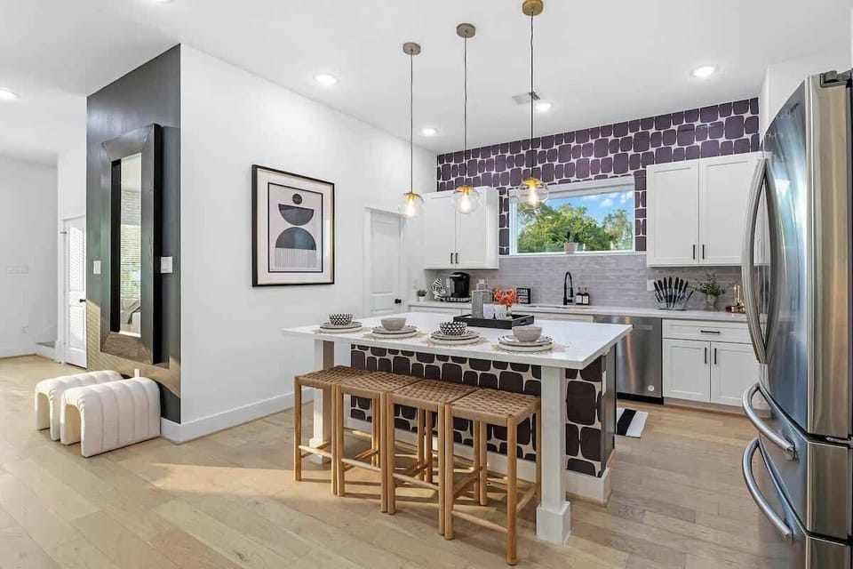 View from the dining room, you can see the expansive, stylish kitchen, characterized by its modern design and trendy finishes.
