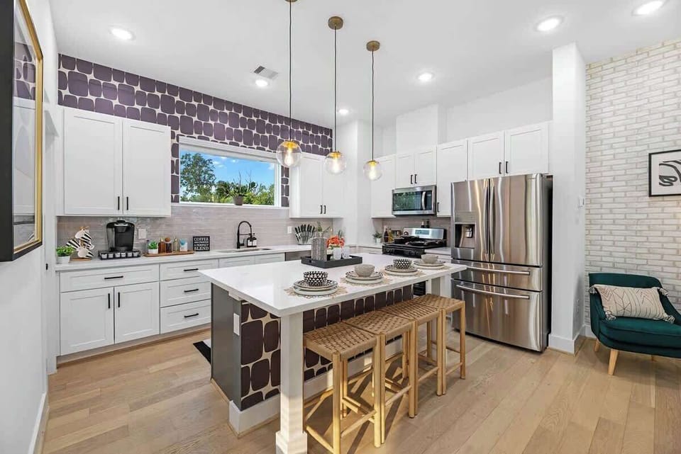 Welcome to your fully-equipped kitchen! Whether you're a gourmet chef or just whipping up a quick meal, you'll find everything you need here: modern appliances, a full set of cookware, sharp knives, cutting boards, & a full selection of utensils. 