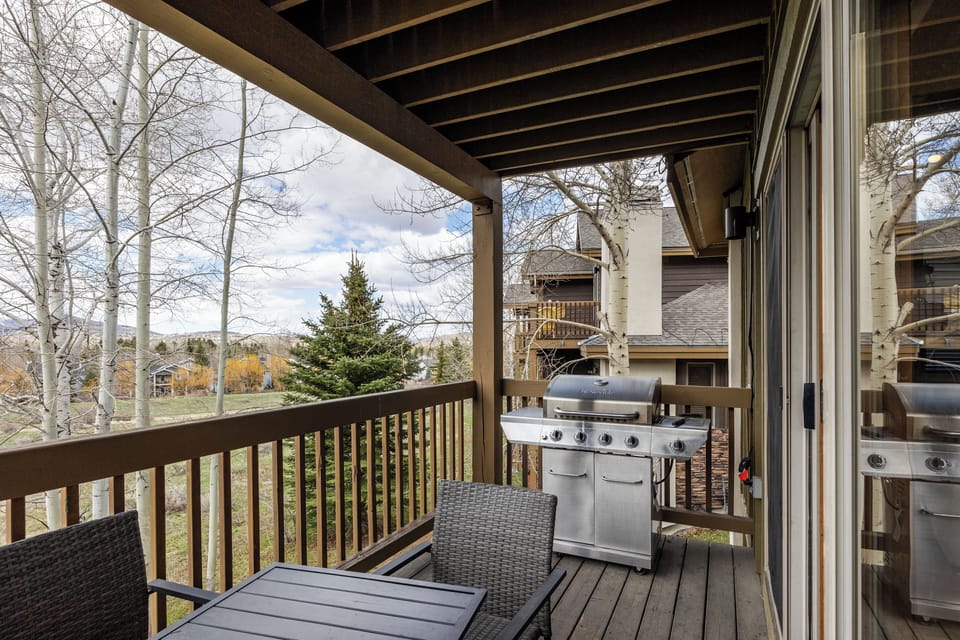 - Fire up the grill and enjoy an evening BBQ surrounded by peaceful pine views
- Outdoor dining with fresh mountain air and plenty of space to gather
- Perfect spot to unwind after skiing, hiking, or exploring the local trails