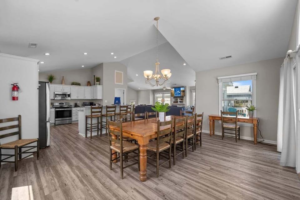 Top-Level Dining Room with Table (seats 10)