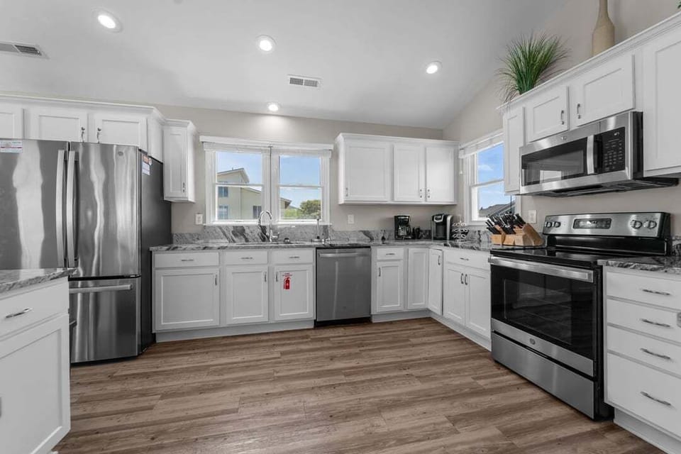 Top-Level Kitchen with Bar (seats 5)