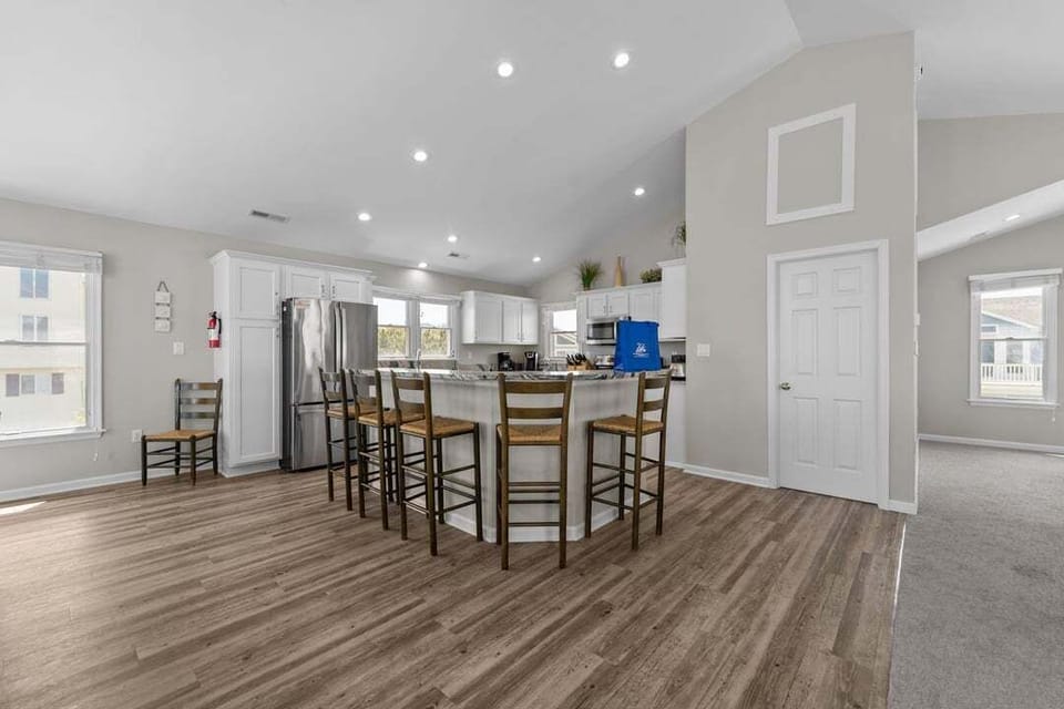 Top-Level Kitchen with Bar (seats 5)