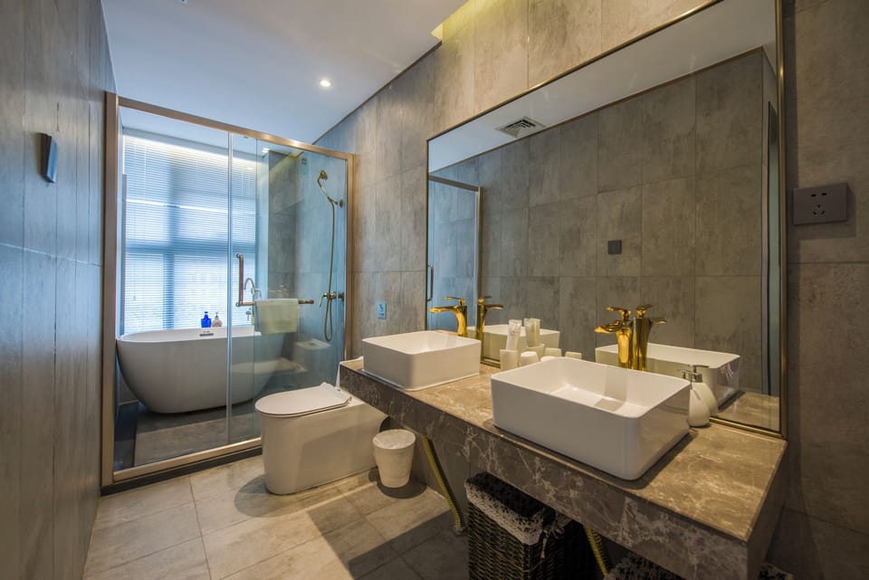 Business Suite | Bathroom | Hair dryer, slippers, towels, shampoo