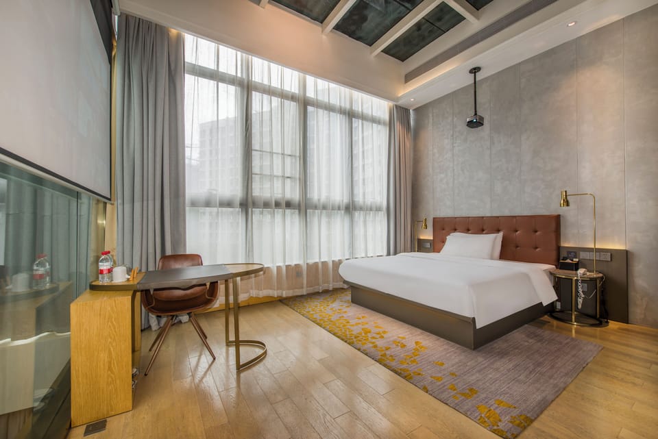 Business Suite | Premium bedding, in-room safe, laptop workspace, blackout drapes