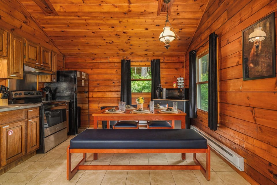 🍳 Dining and kitchen flow under warm cabin lighting.