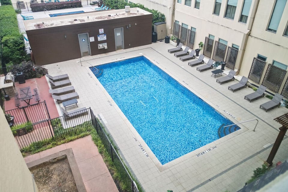 Pool (Communal: Open seasonally March-October, closed on Mondays for deep cleaning)