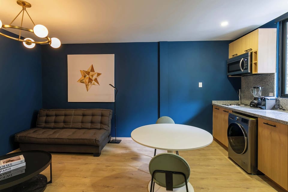 Sala de estar con comedor para 2 personas. Cocina con microondas, cafetera nespresso. Disfruta de las amenidades para hacer tu estancia placentera