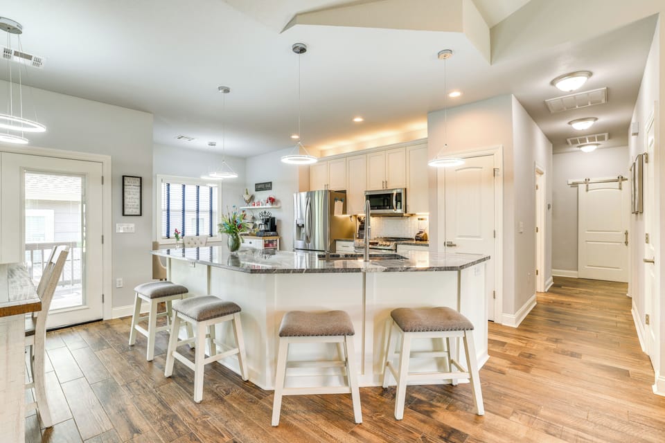 Breakfast Bar w/ Seating