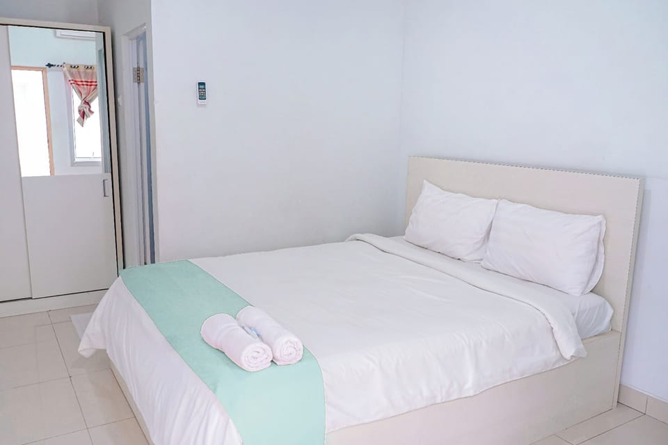 Deluxe Room | Desk, WiFi (free), bed sheets
