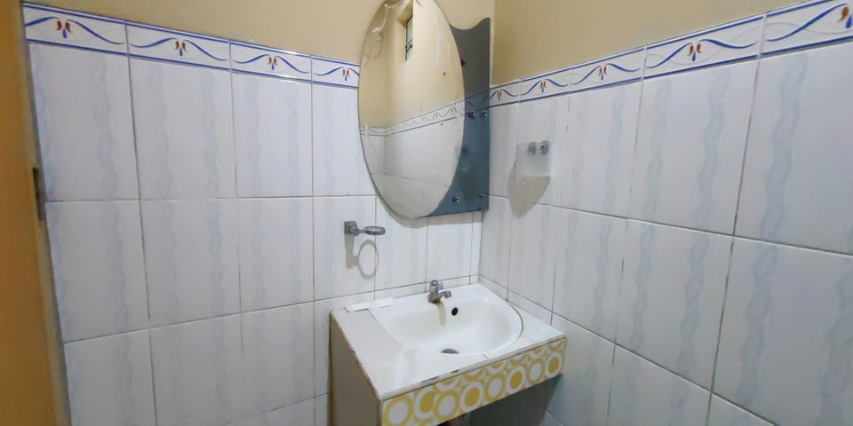 Family Suite | Bathroom | Shower, free toiletries, towels
