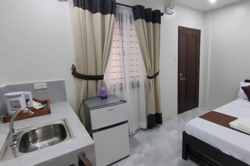 Double Room | Desk, WiFi (free), bed sheets