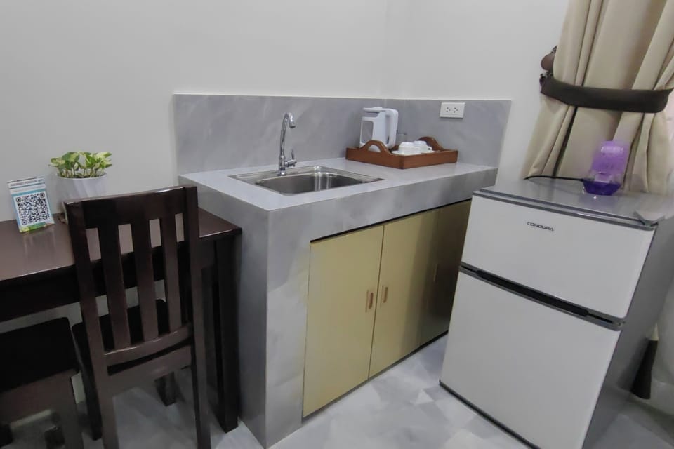 Double Room | Desk, WiFi (free), bed sheets