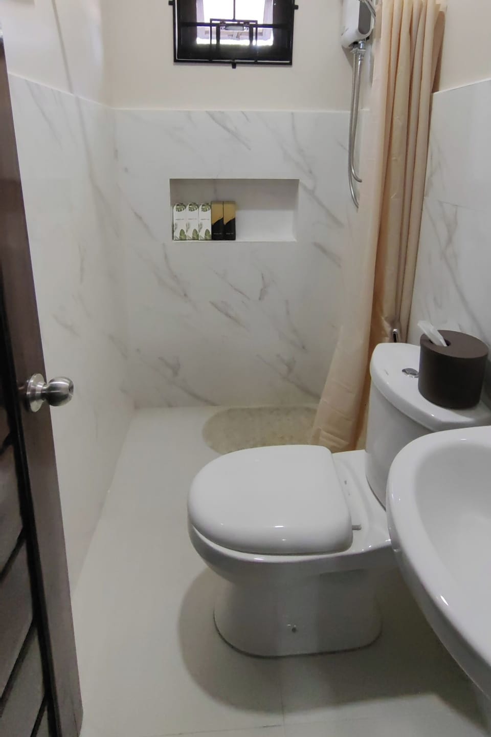 Double Room | Bathroom | Shower, free toiletries, slippers, towels