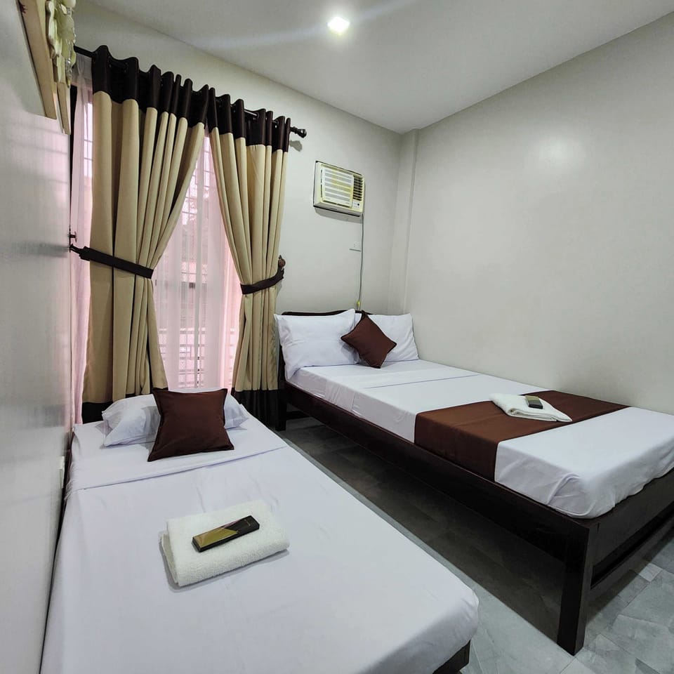 Family Room | Desk, WiFi (free), bed sheets