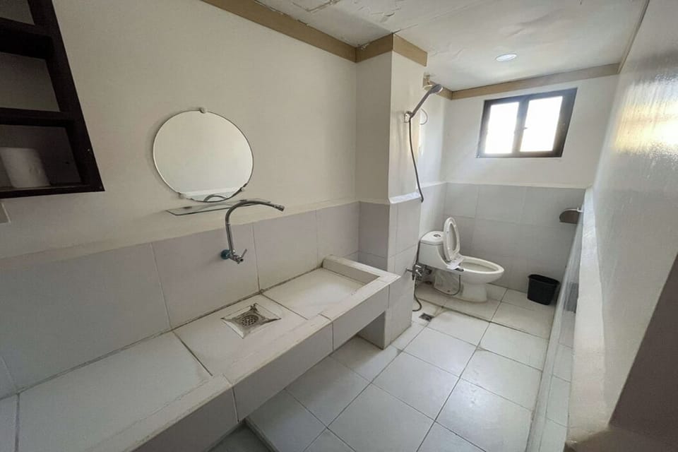 Standard Room | Bathroom | Shower, free toiletries, towels