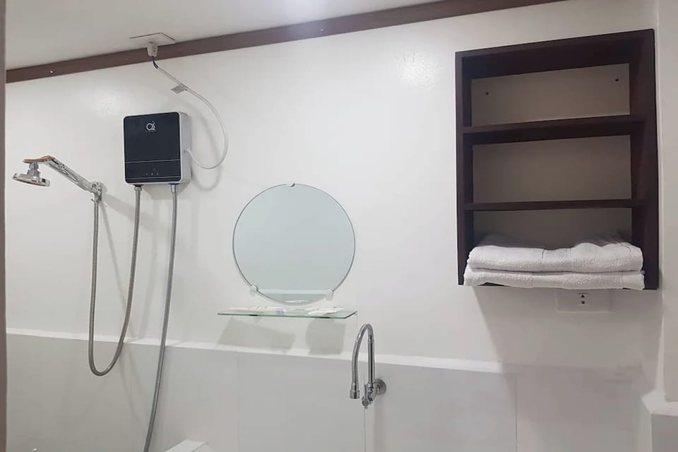 Standard Room | Bathroom | Shower, free toiletries, towels