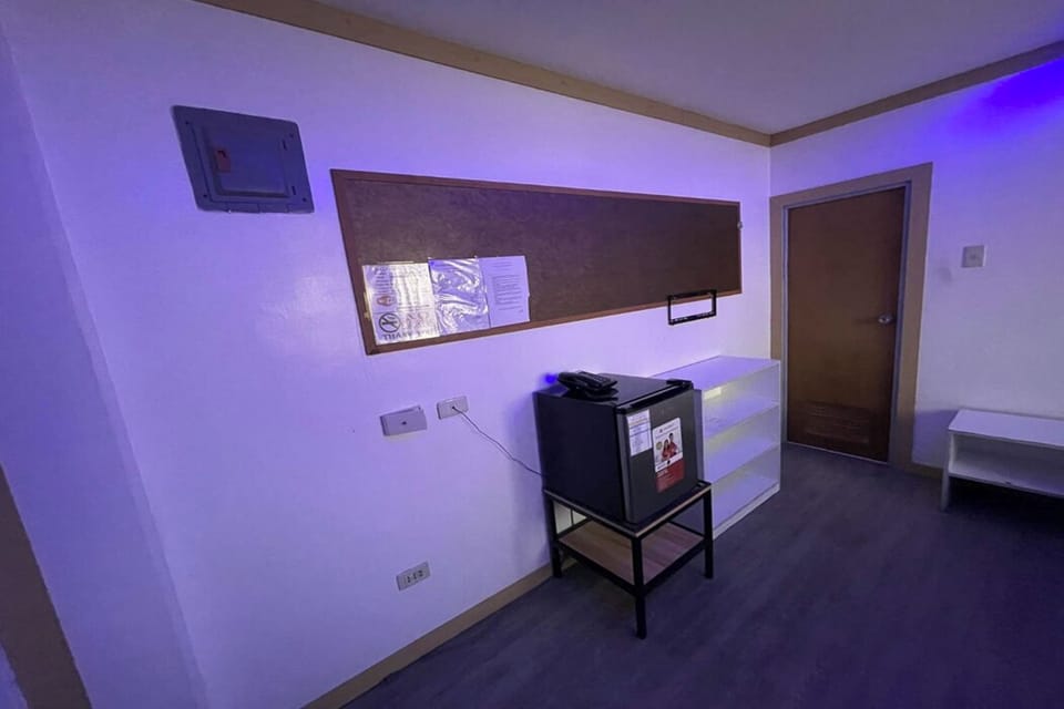 Standard Room | Private kitchenette | Microwave, coffee/tea maker, electric kettle