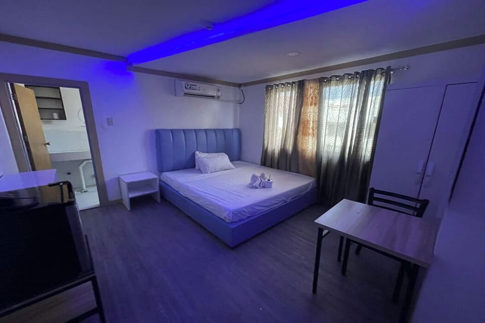 Standard Room | Minibar, in-room safe, desk, iron/ironing board