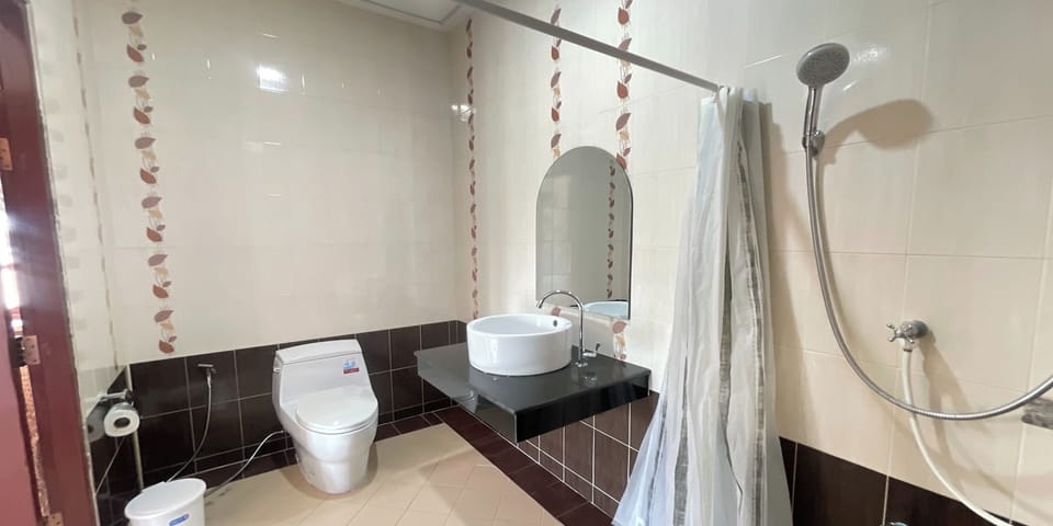 Suite | Bathroom | Shower, rainfall showerhead, towels, soap