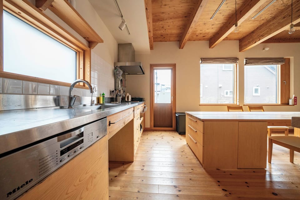 Full-size fridge, microwave, stovetop, dishwasher