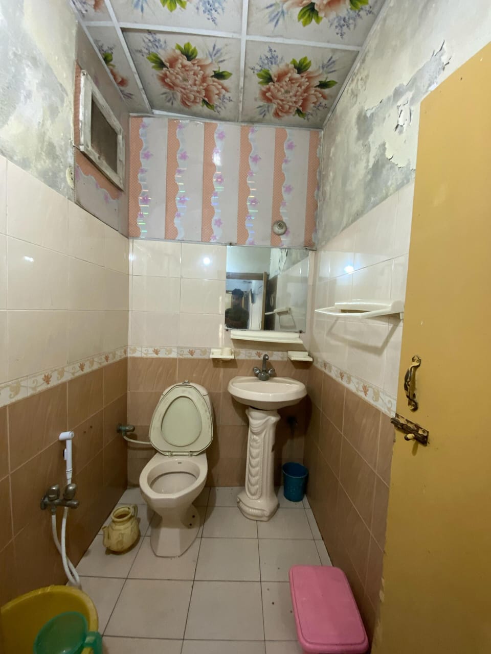 Twin Room | Bathroom | Shower, slippers, towels, soap