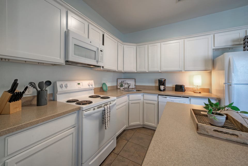 Fully equipped kitchen (Unit 107)