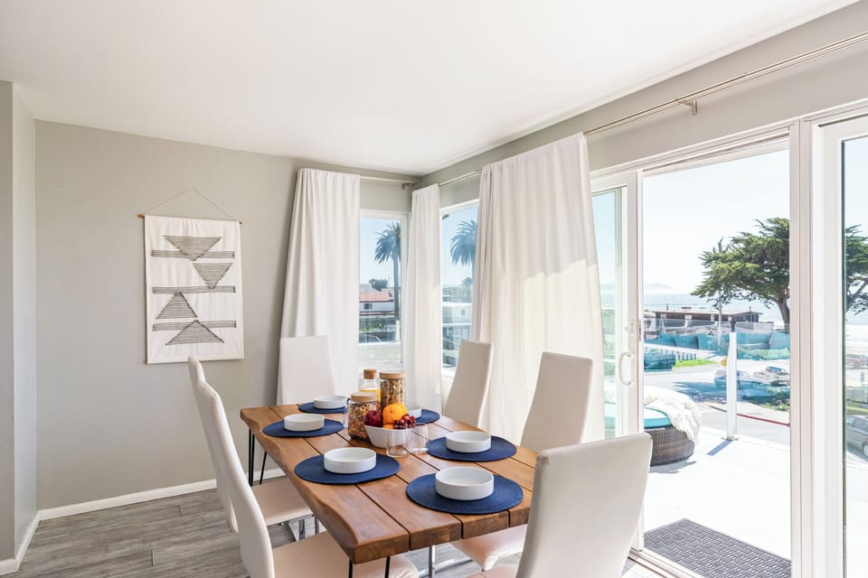Bright and stylish dining area. (Cayucan Bungalow 224)
