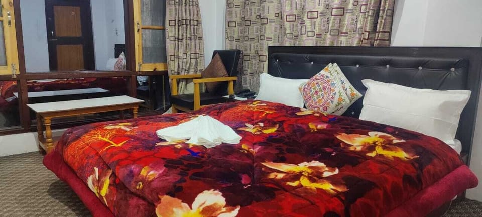 Deluxe Room, Mountain View | Desk, laptop workspace, WiFi (free)
