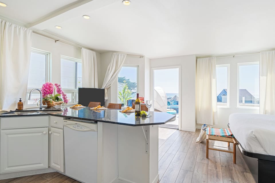 Cozy studio offering seamless transitions. (Cayucan Bungalow 330)